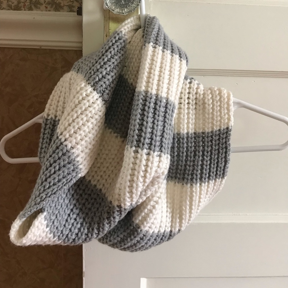 Gray/White Stripe Scarf
